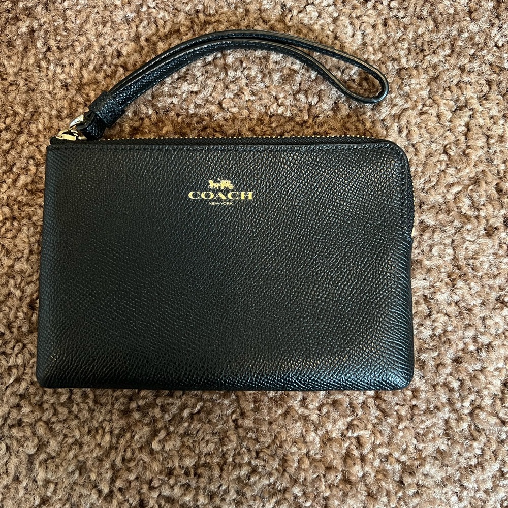 Corner zip wristlet. Coach 😍